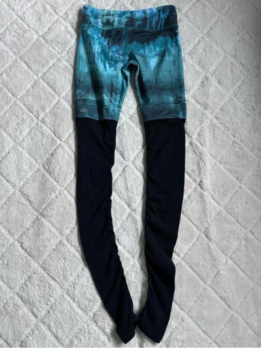 ALO Yoga | Blue and Black Tie Dye Ribbed Low Rise Goddess Leggings | Size Small